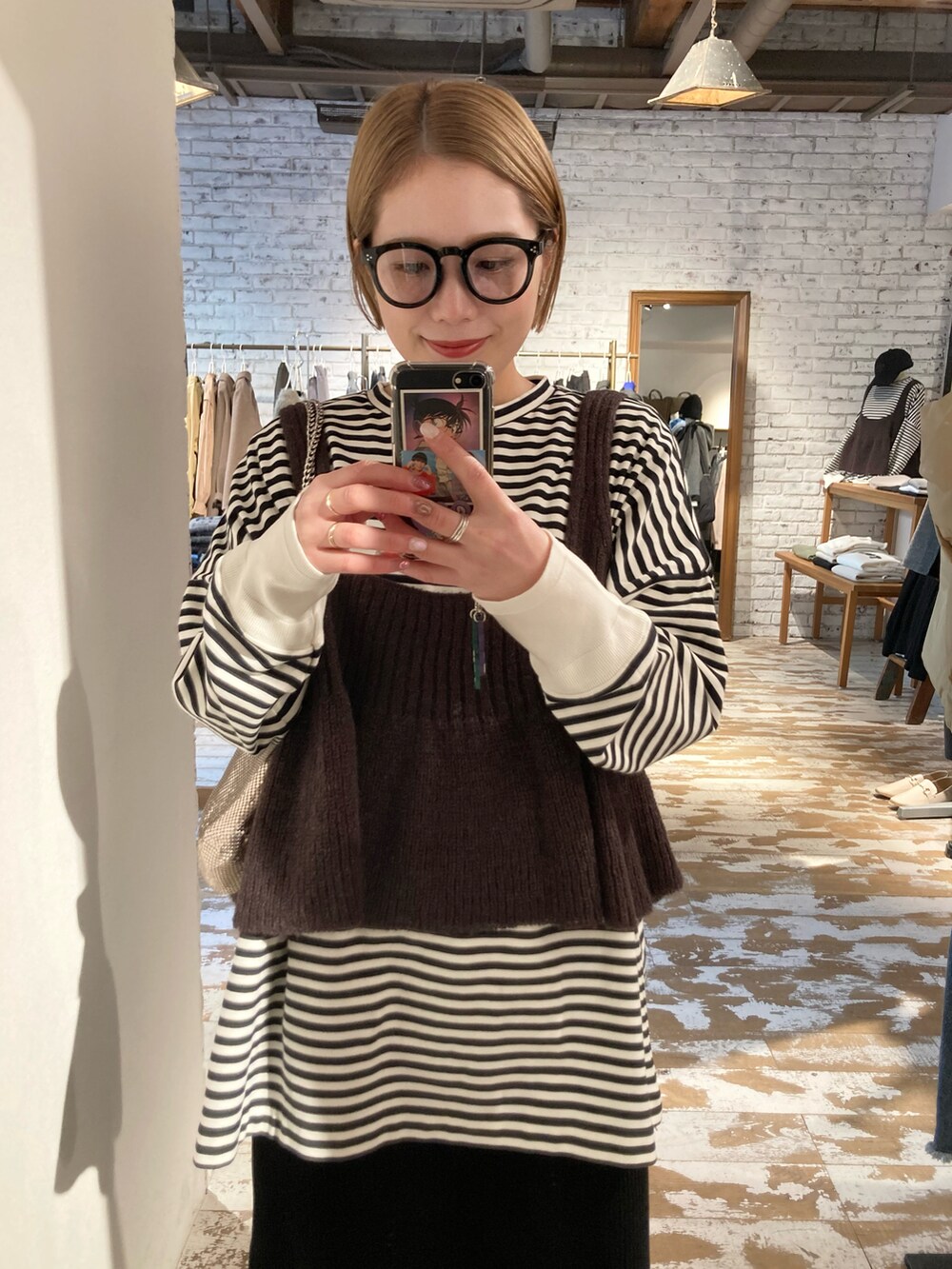 ブラウン系のニット/セーター、その他のTシャツ/カットソー、ゴールド系のショルダーバッグを着用したレディースの冬コーディネートの5枚目の写真