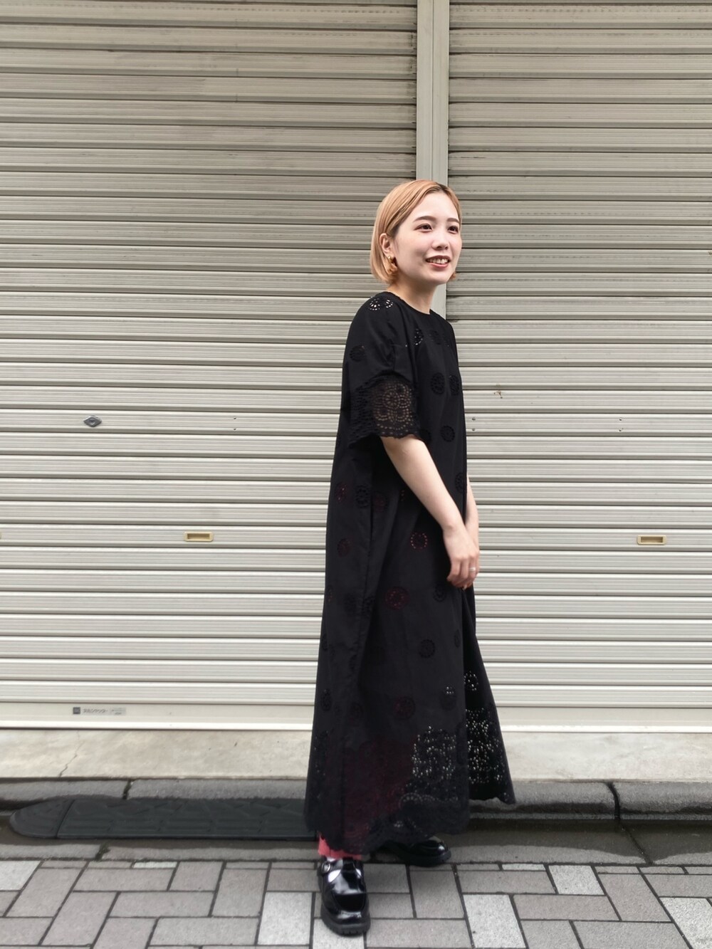 ブラック系のワンピース、ピンク系のチノパンツ、ピンク系のその他パンツを着用したレディースの夏コーディネートの3枚目の写真