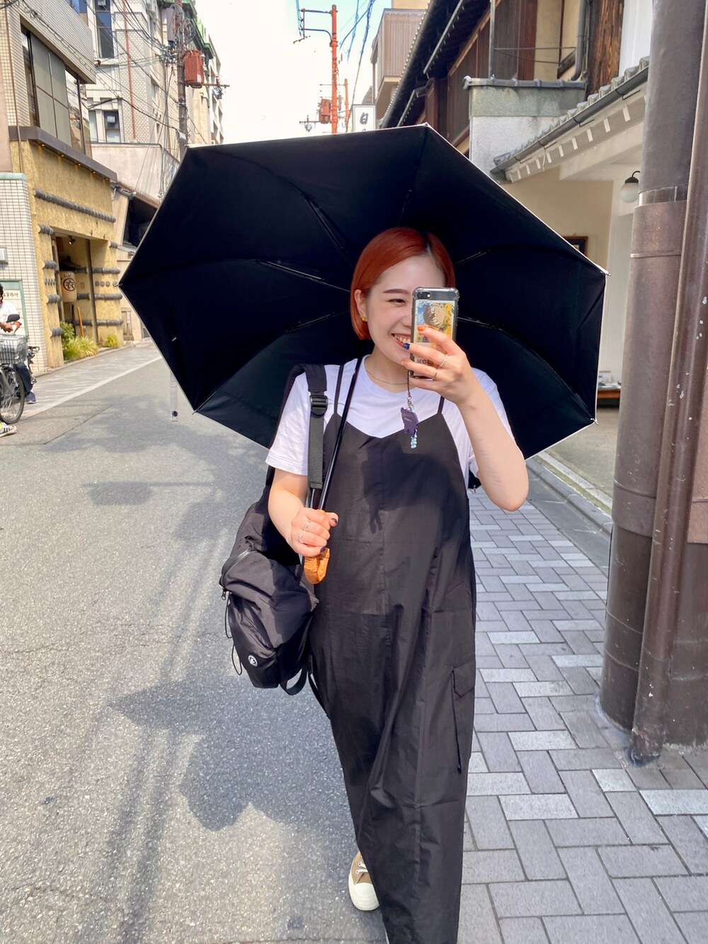 ブラック系のワンピース、ブラック系のバックパック/リュック、ブラック系のバックパック/リュックを着用したレディースの夏コーディネートの4枚目の写真