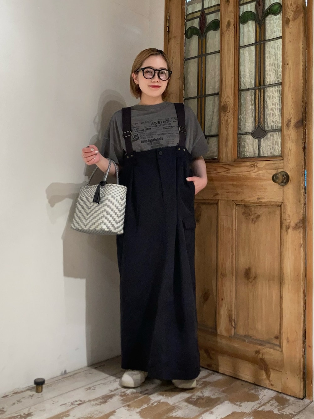 ベージュ系のスニーカー、ブラック系のスカート、グレー系のTシャツ/カットソーを着用したレディースの春コーディネートの2枚目の写真