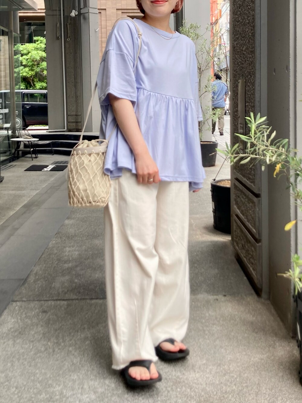 ホワイト系のその他パンツ、ブルー系のTシャツ/カットソー、ベージュ系のショルダーバッグを着用したレディースの夏コーディネートの2枚目の写真