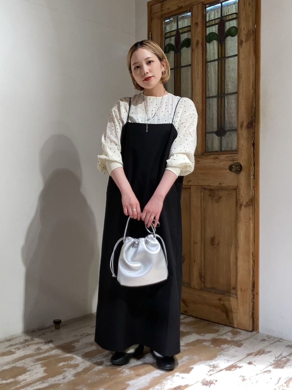 シルバー系のショルダーバッグ、ブラック系のワンピース、その他のシャツ/ブラウスを着用したレディースの秋コーディネートの2枚目の写真