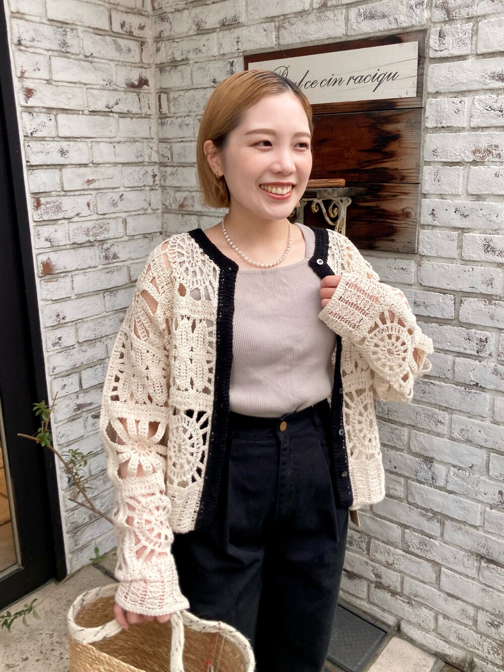 ブラック系のその他パンツ、ベージュ系のタンクトップ、その他のカーディガン/ボレロを着用したレディースの春コーディネートの4枚目の写真