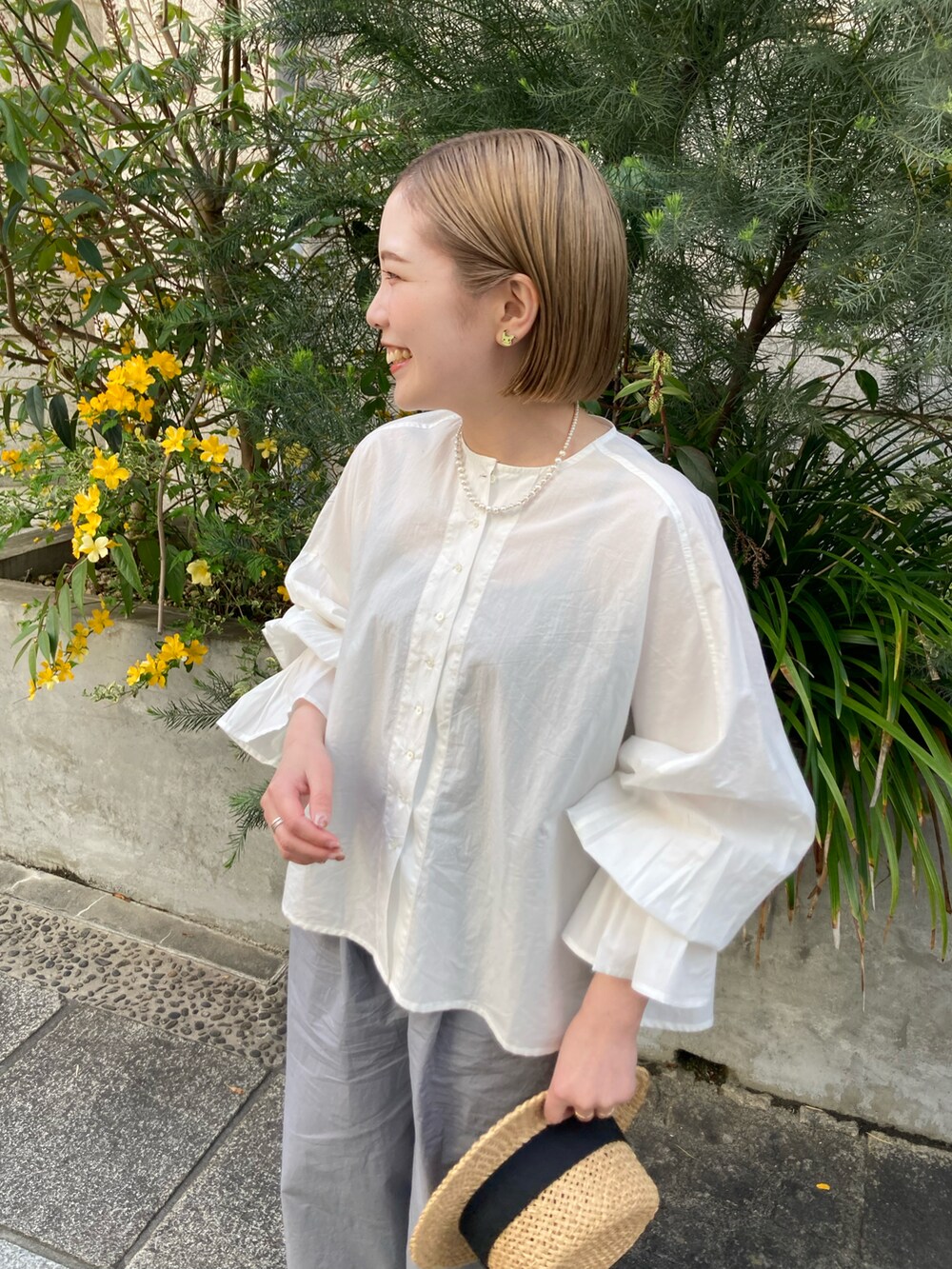 グレー系のその他パンツ、ホワイト系のシャツ/ブラウスを着用したレディースの春コーディネートの5枚目の写真