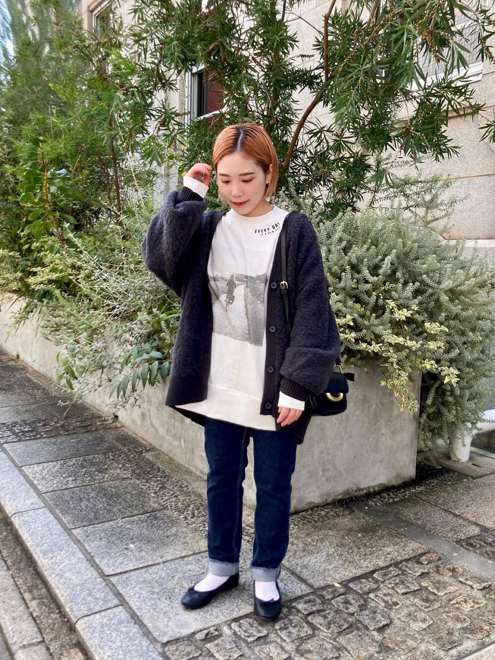 グレー系のカーディガン/ボレロ、ホワイト系のTシャツ/カットソー、ホワイト系のTシャツ/カットソーを着用したレディースの秋コーディネートの2枚目の写真