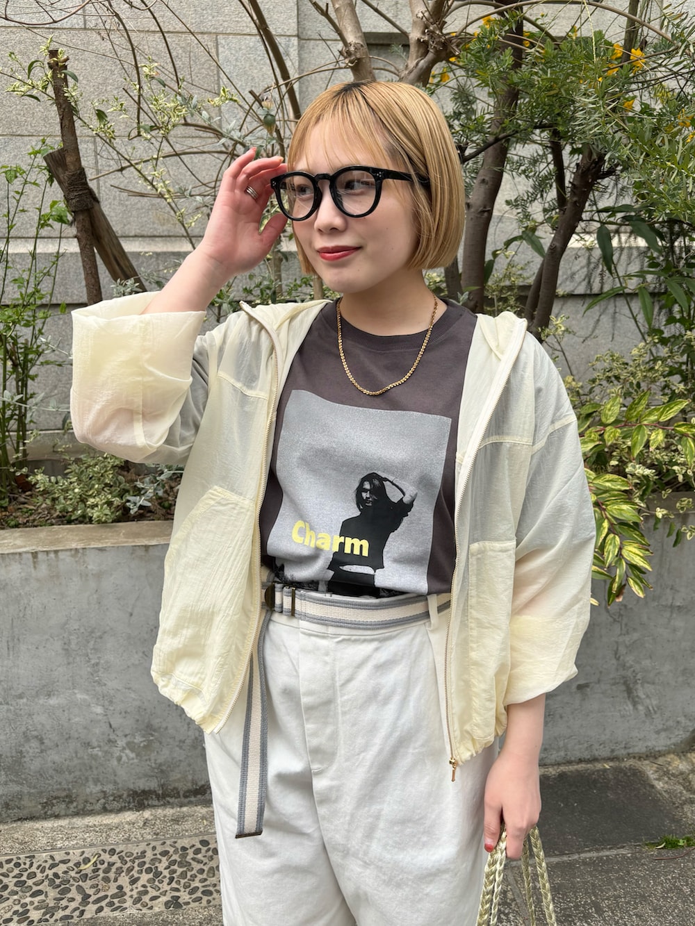 グレー系のTシャツ/カットソー、ホワイト系のデニムパンツ、ゴールド系のネックレスを着用したレディースの春コーディネートの5枚目の写真