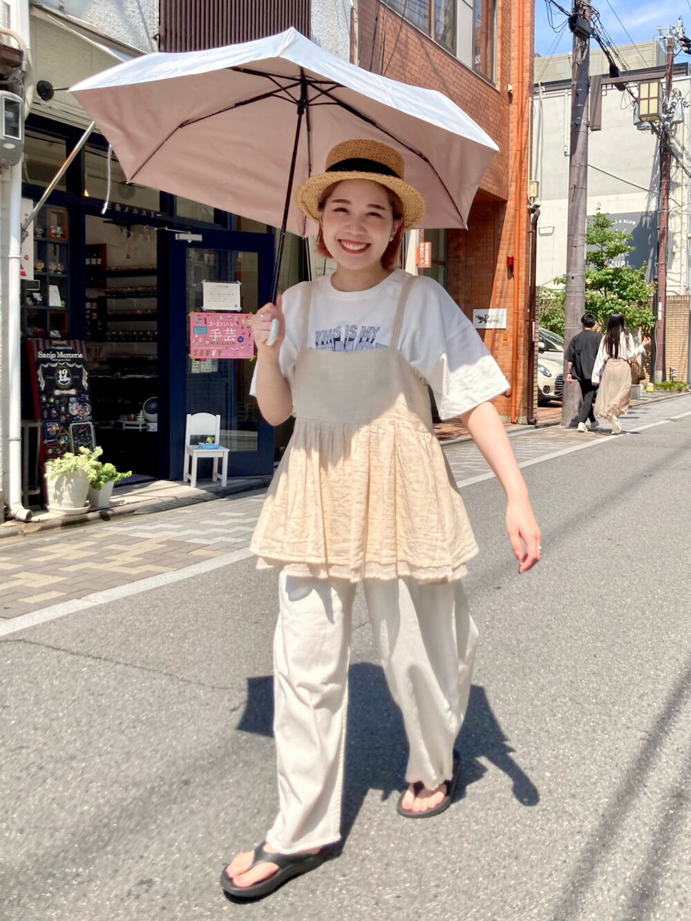 ベージュ系のキャミソール、ホワイト系のTシャツ/カットソー、ホワイト系のその他パンツを着用したレディースの夏コーディネートの2枚目の写真