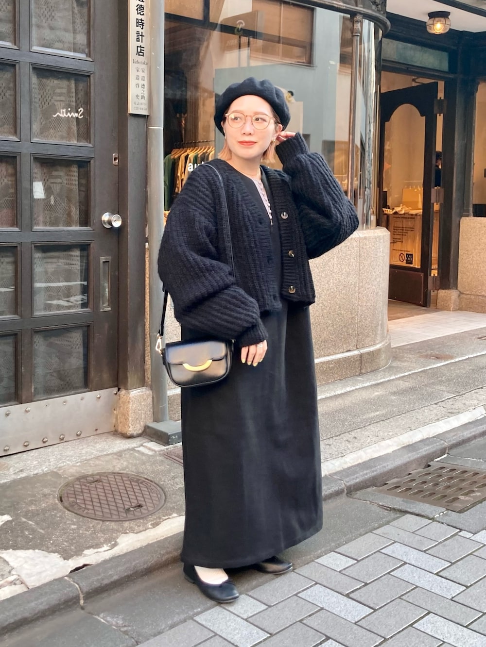 ブラック系のワンピース、グレー系のシャツ/ブラウス、ブラック系のカーディガン/ボレロを着用したレディースの秋コーディネートの2枚目の写真