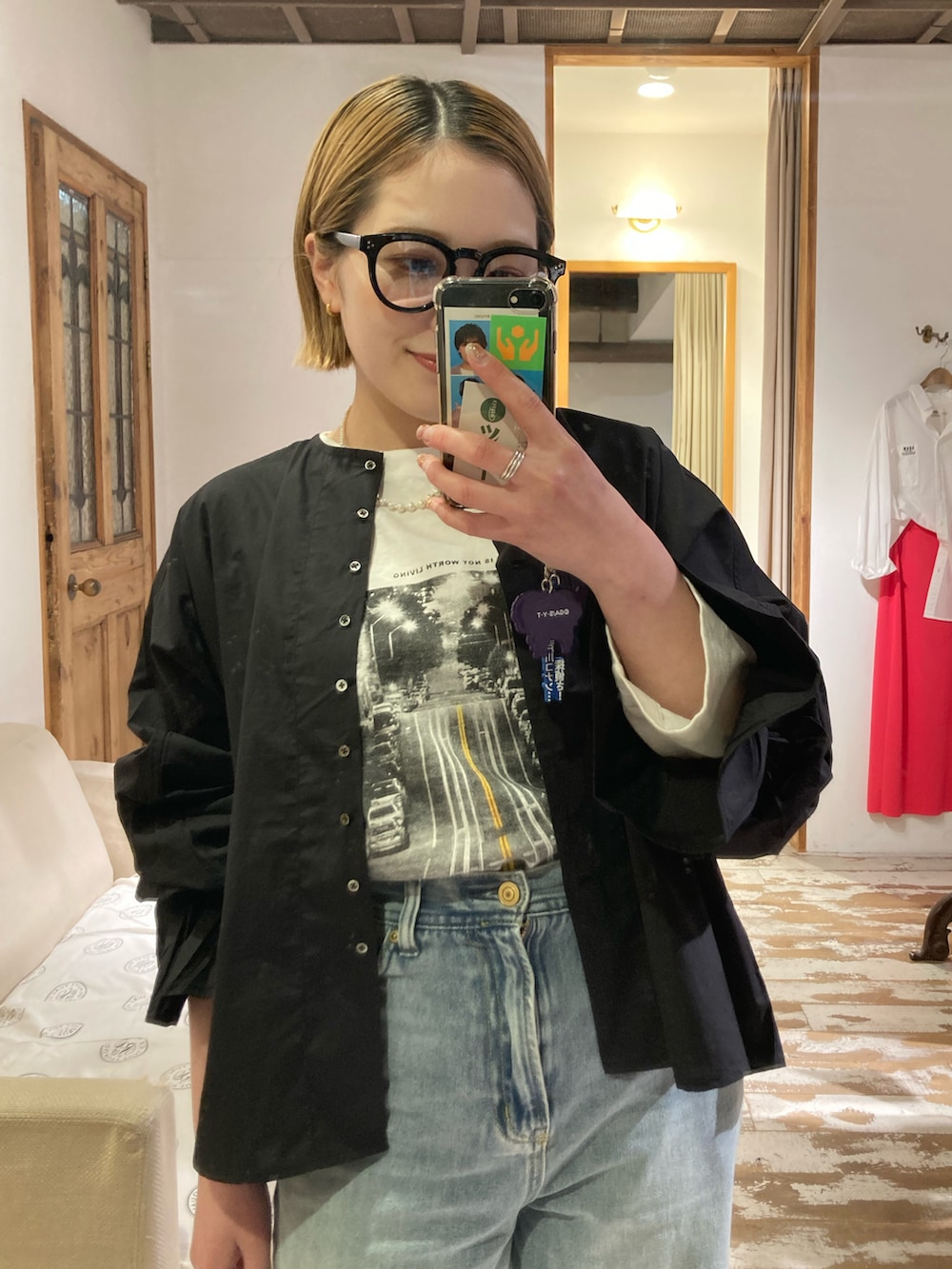 ブルー系のデニムパンツ、ゴールド系のショルダーバッグ、ブラック系のシャツ/ブラウスを着用したレディースの春コーディネートの5枚目の写真