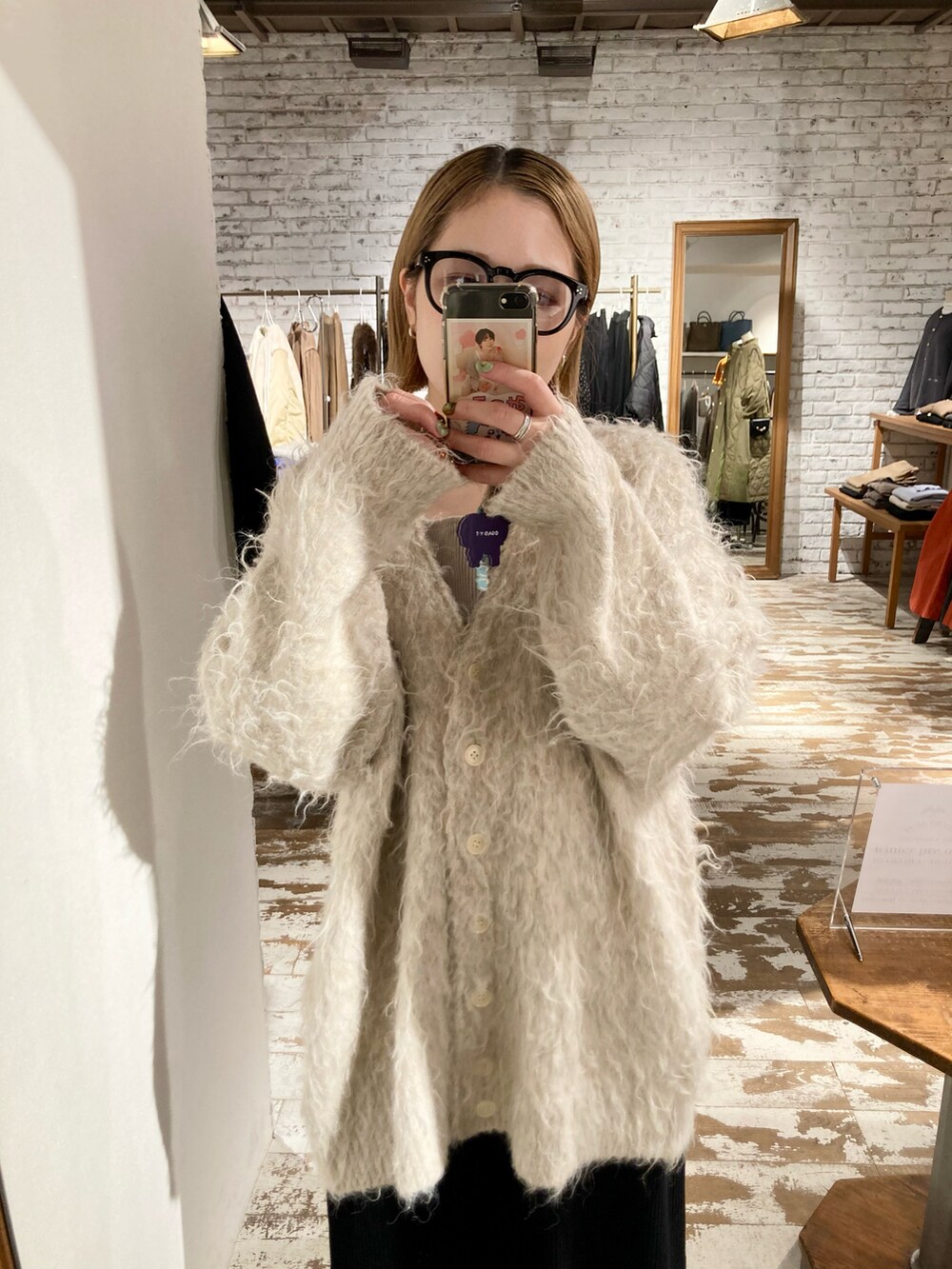 ベージュ系のカーディガン/ボレロを着用したレディースの秋コーディネートの4枚目の写真