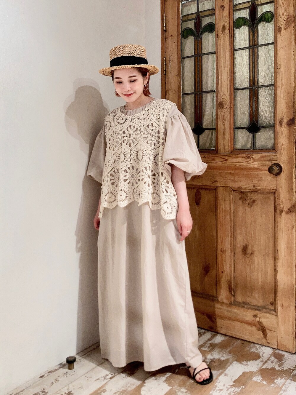 ベージュ系のベスト、ベージュ系のベスト、ベージュ系のワンピースを着用したレディースの夏コーディネートの4枚目の写真