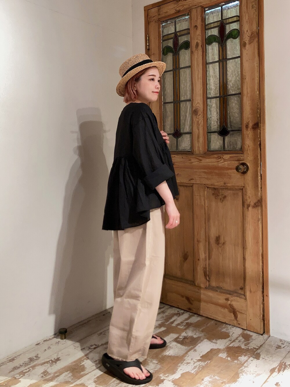 ブラック系のシャツ/ブラウス、ベージュ系のその他パンツ、ブラック系のサンダルを着用したレディースの夏コーディネートの3枚目の写真