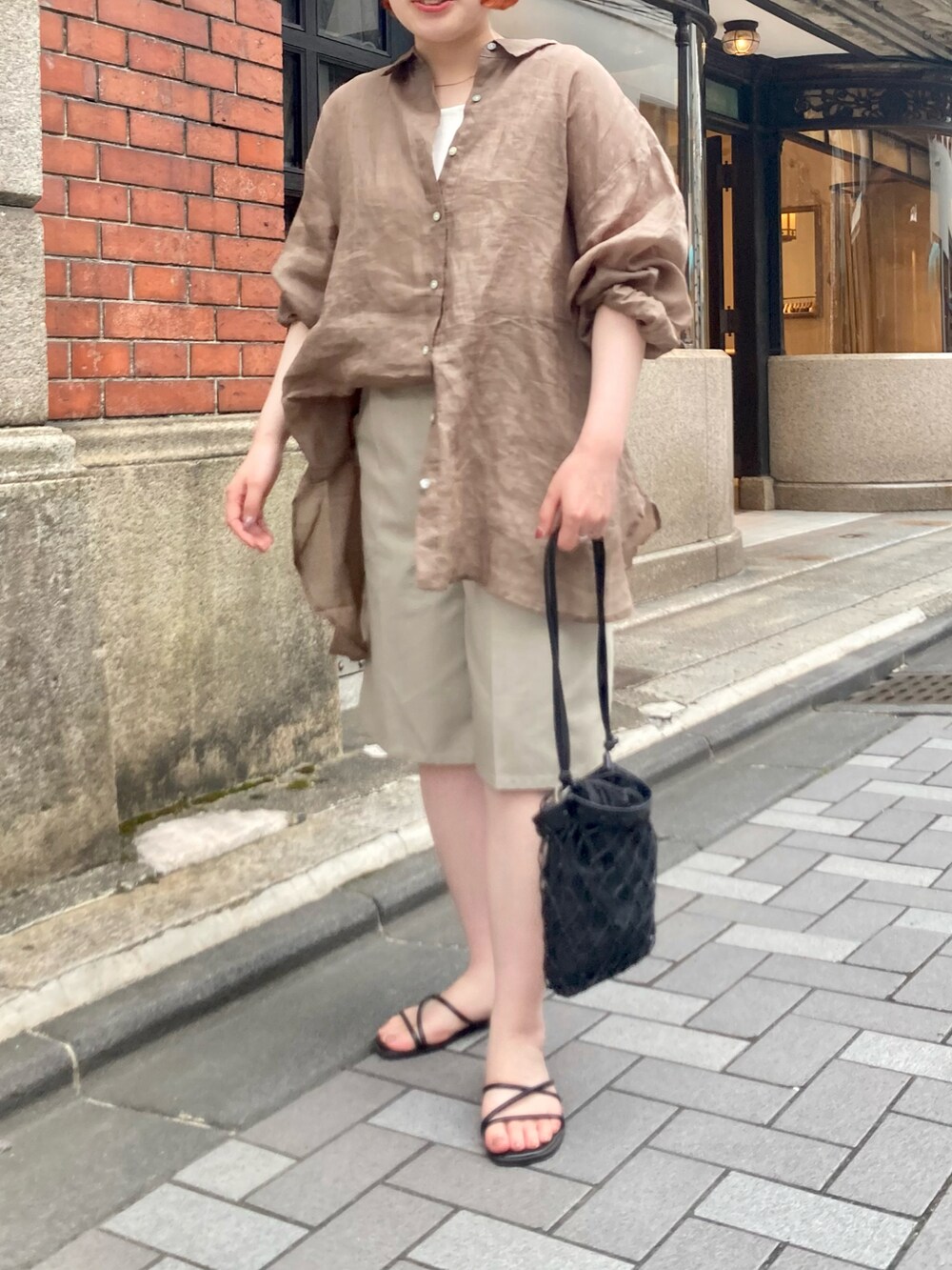 ブラウン系のシャツ/ブラウス、ホワイト系のタンクトップ、ベージュ系のその他パンツを着用したレディースの夏コーディネートの2枚目の写真