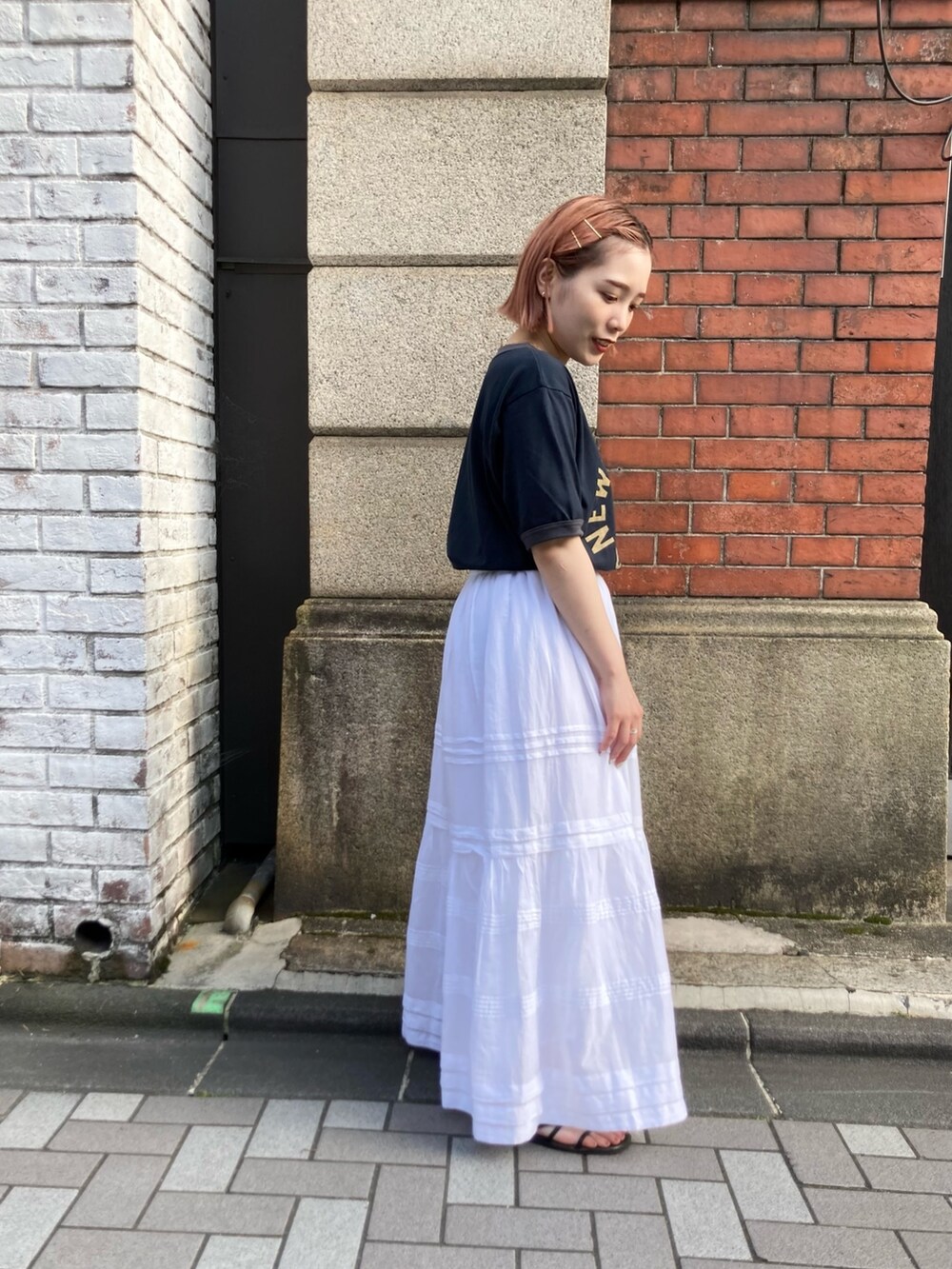 ブルー系のTシャツ/カットソー、ホワイト系のスカートを着用したレディースの夏コーディネートの3枚目の写真