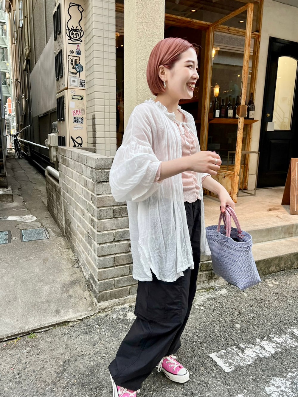 ホワイト系のシャツ/ブラウス、ピンク系のTシャツ/カットソー、ブラック系のカーゴパンツを着用したレディースの春コーディネートの3枚目の写真