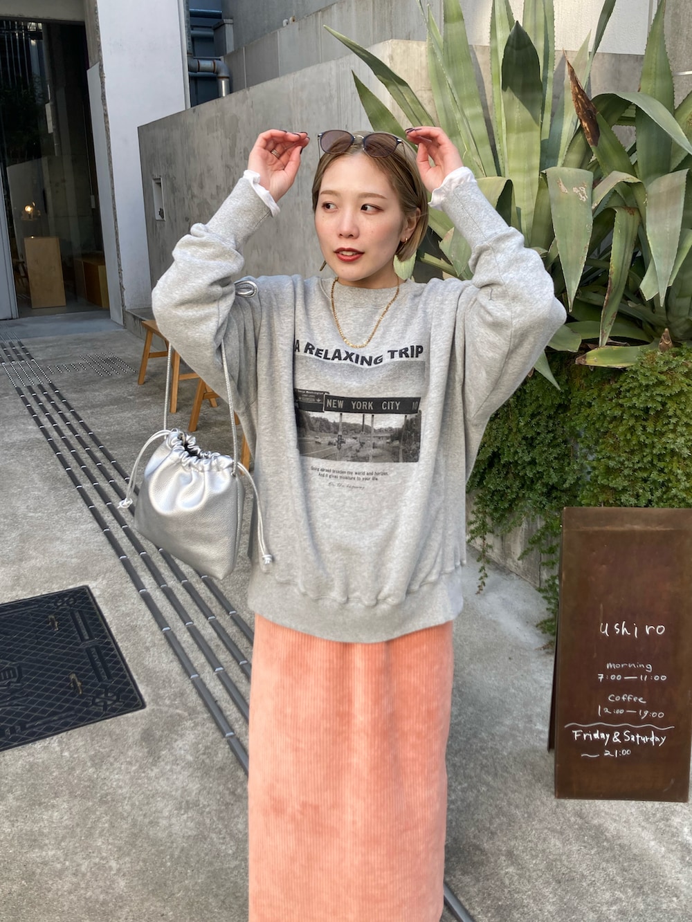 ピンク系のスカート、グレー系のスウェット、ホワイト系のTシャツ/カットソーを着用したレディースの冬コーディネートの5枚目の写真