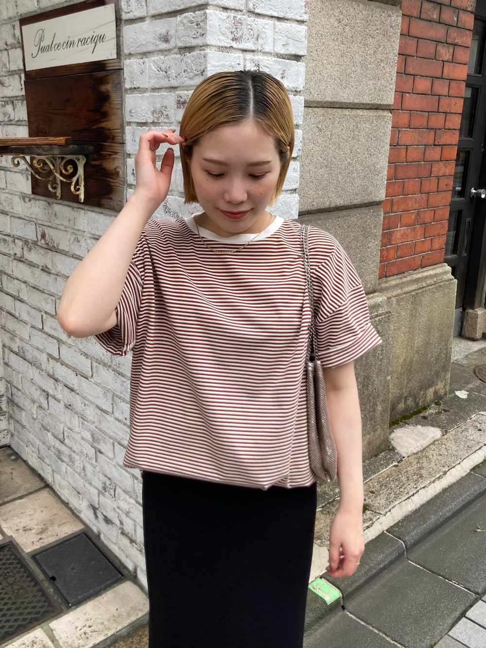 ブラック系のサンダル、ブラック系のスカート、ブラウン系のTシャツ/カットソーを着用したレディースの夏コーディネートの4枚目の写真