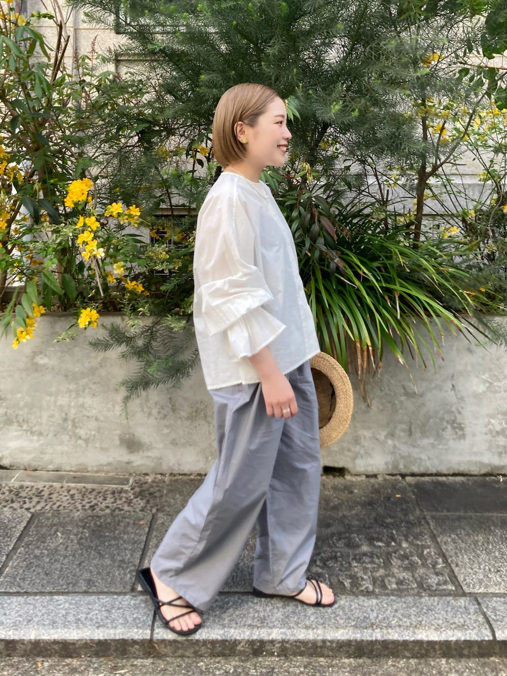 グレー系のその他パンツ、ホワイト系のシャツ/ブラウスを着用したレディースの春コーディネートの2枚目の写真