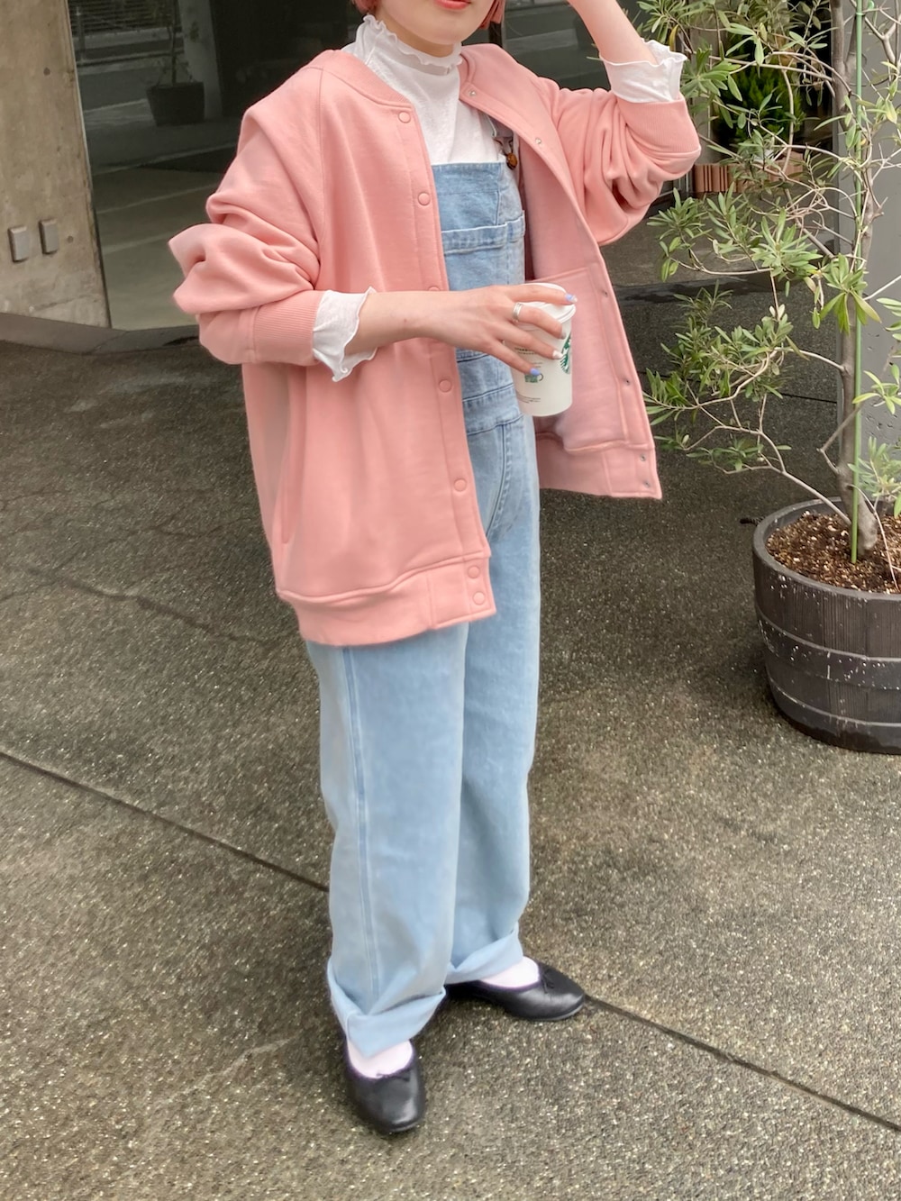 ピンク系のカーディガン/ボレロ、ブルー系のサロペット/オーバーオールを着用したレディースの春コーディネートの2枚目の写真