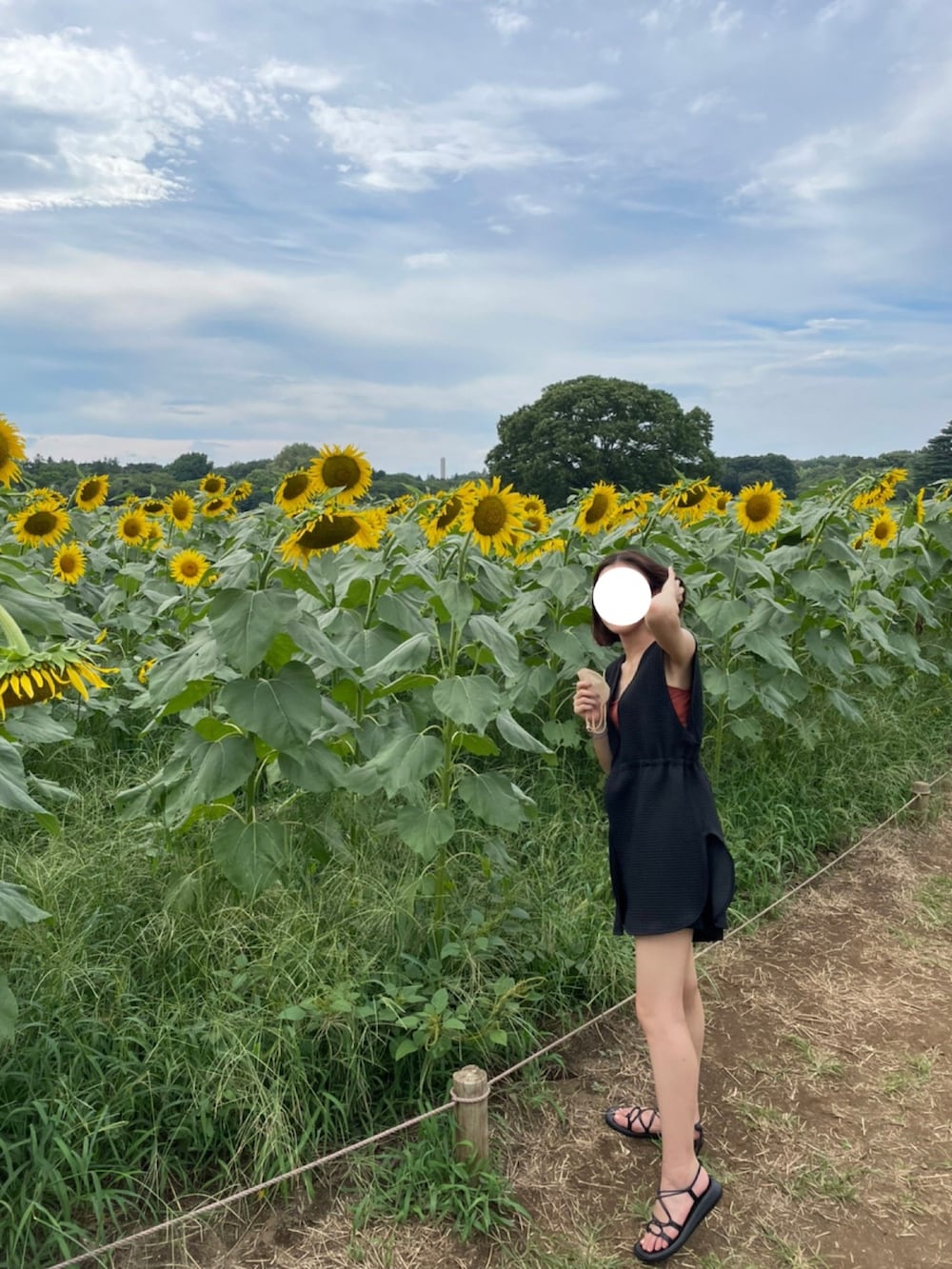 「サンダル、ブラック、夏コーデ、ひまわり畑、キルティング、ジレ、水着コーデ、ショートパンツ、ノースリーブ、パンツコーデ、骨格ウェーブ」｜「mysticのキルティングジレ（ベスト、ブラック系）」を使った、ayakaさん（レディース・158cm）の夏コーディネートの2枚目の写真