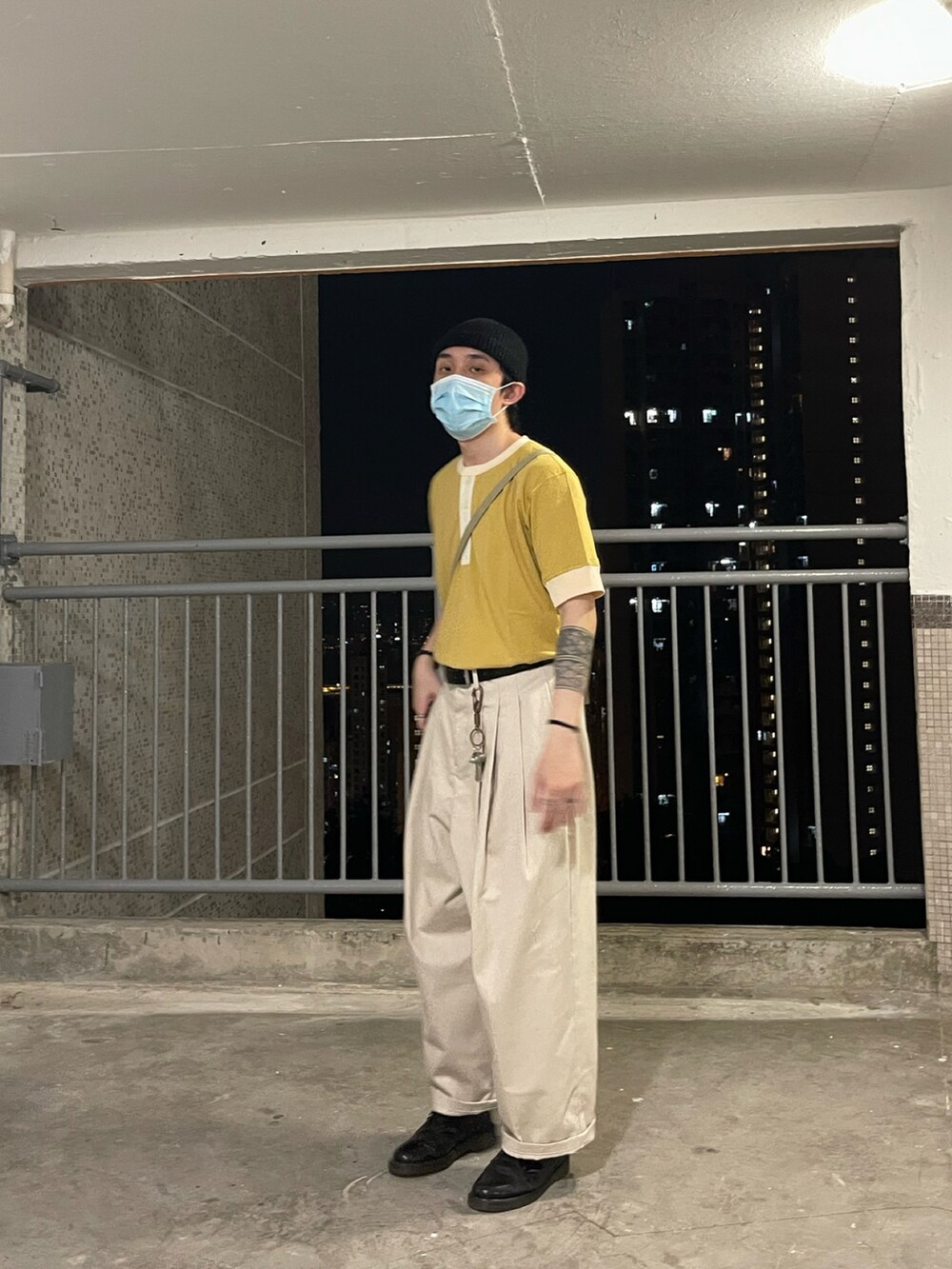 イエロー系のトップス、ベージュ系のパンツ、ブラック系のシューズを着用したメンズの秋コーディネートの3枚目の写真