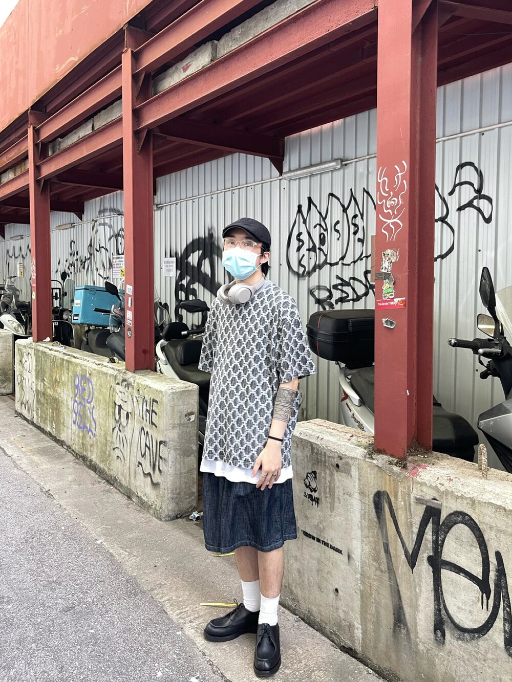 ブルー系のカーゴパンツ、ブラック系のローファーを着用したメンズの夏コーディネートの2枚目の写真