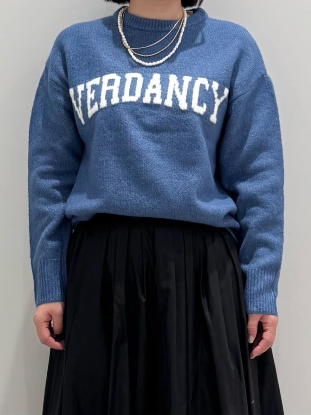 ブラック系のスカート、ブルー系のブルゾン、ブルー系のニット/セーターを着用したレディースの冬コーディネートの4枚目の写真