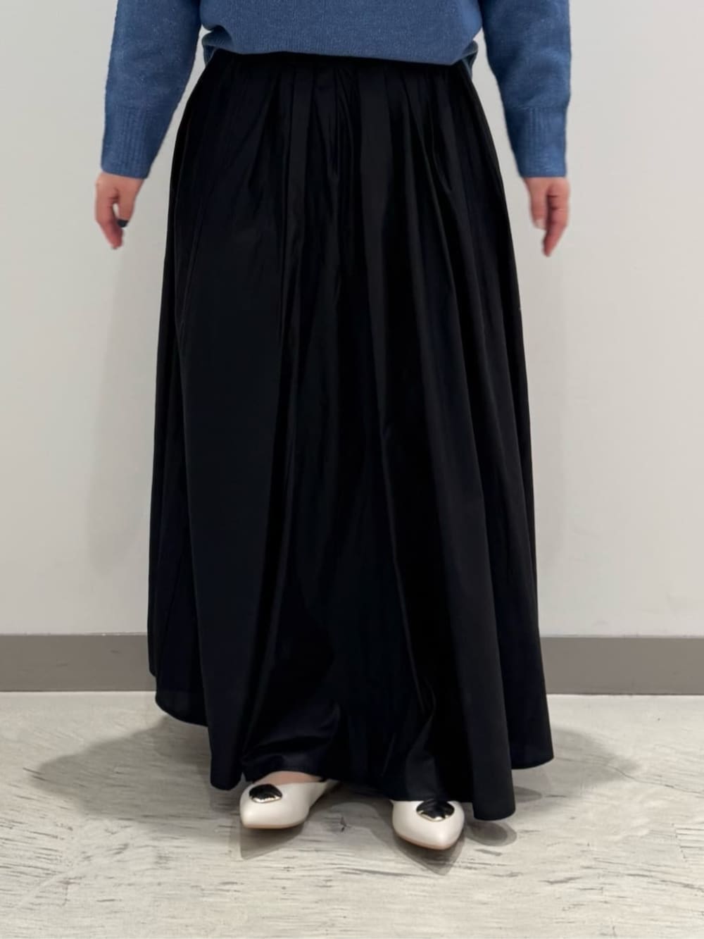 ブラック系のスカート、ブルー系のブルゾン、ブルー系のニット/セーターを着用したレディースの冬コーディネートの5枚目の写真