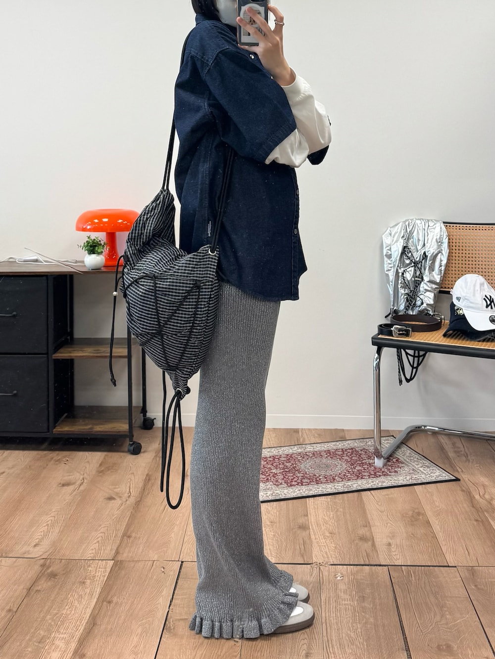 グレー系のその他パンツ、ブラック系のバックパック/リュック、ホワイト系のTシャツ/カットソーを着用したレディースの冬コーディネートの4枚目の写真