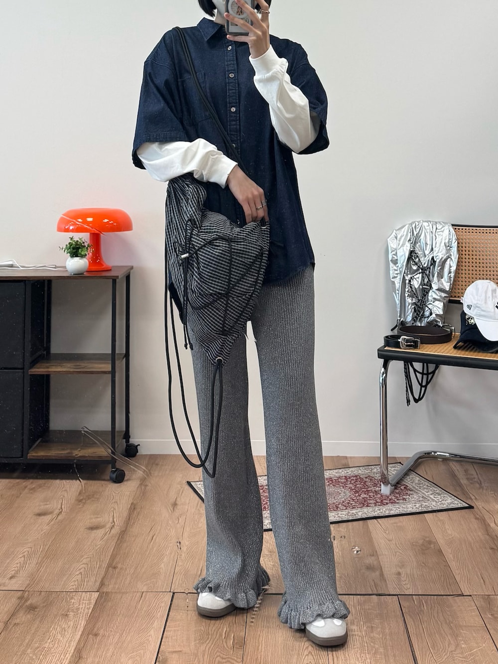 グレー系のその他パンツ、ブラック系のバックパック/リュック、ホワイト系のTシャツ/カットソーを着用したレディースの冬コーディネートの5枚目の写真