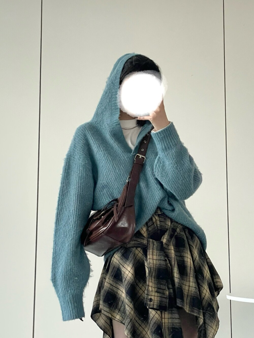 ブルー系のニット/セーター、ブラウン系のショルダーバッグを着用したレディースの秋コーディネートの4枚目の写真