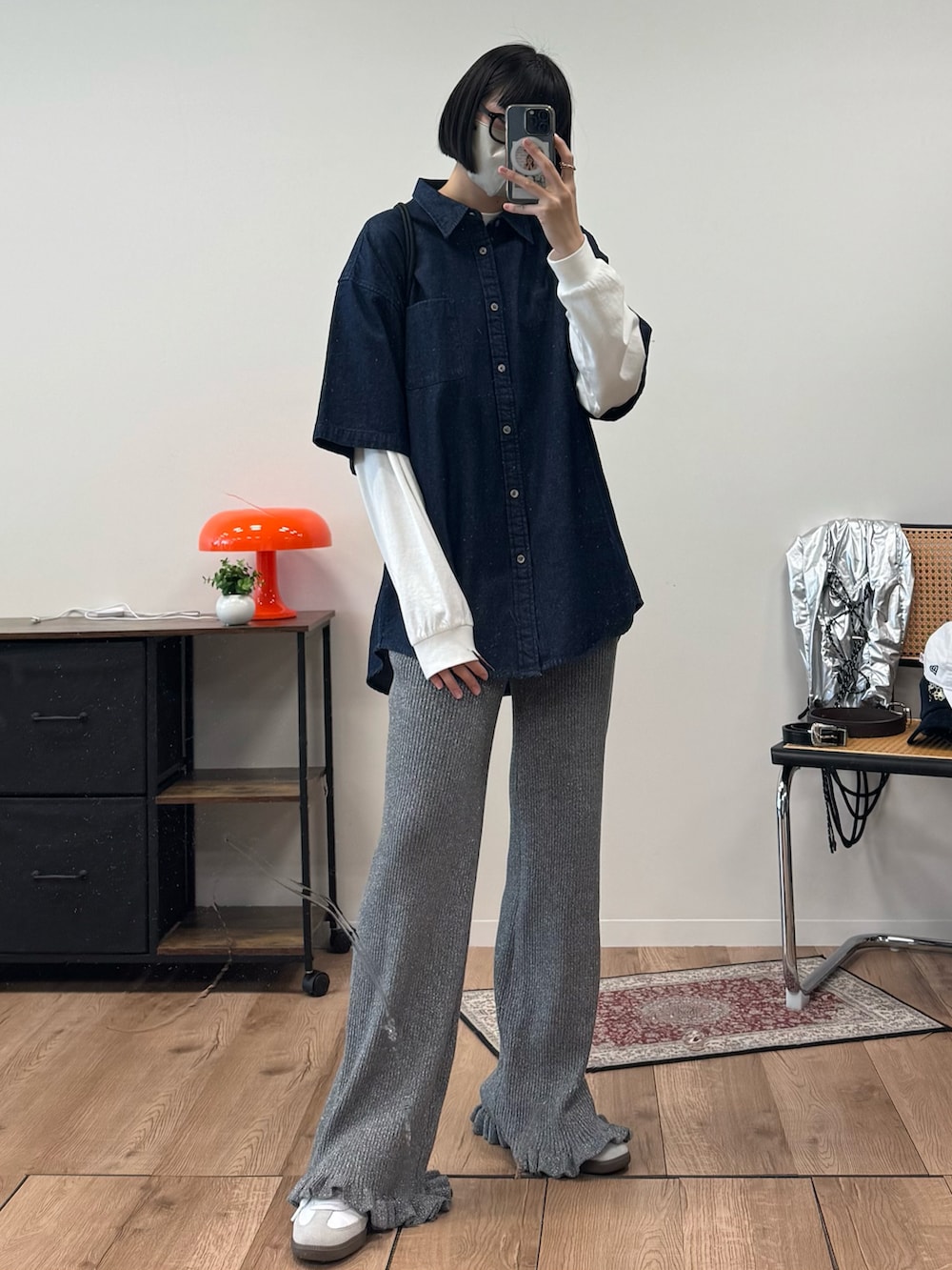 グレー系のその他パンツ、ブラック系のバックパック/リュック、ホワイト系のTシャツ/カットソーを着用したレディースの冬コーディネートの2枚目の写真