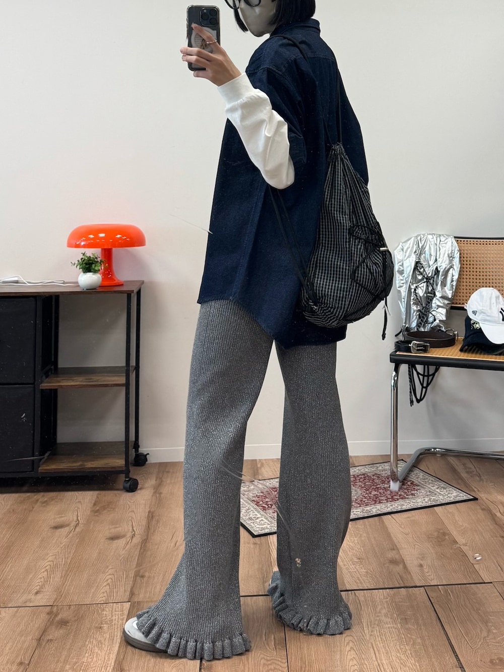 グレー系のその他パンツ、ブラック系のバックパック/リュック、ホワイト系のTシャツ/カットソーを着用したレディースの冬コーディネートの3枚目の写真