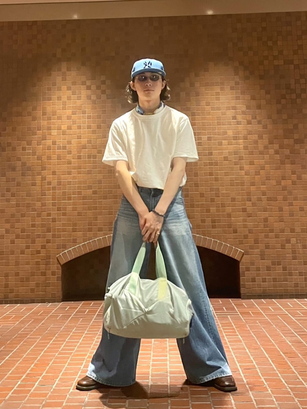 「バギーパンツ、バギーデニム、ボストンバッグ」｜「NEW ERAのアイテム（キャップ、ブルー系）」を使った、老舗蕎麦屋出勤服さん（メンズ・175cm）の秋コーディネートの2枚目の写真