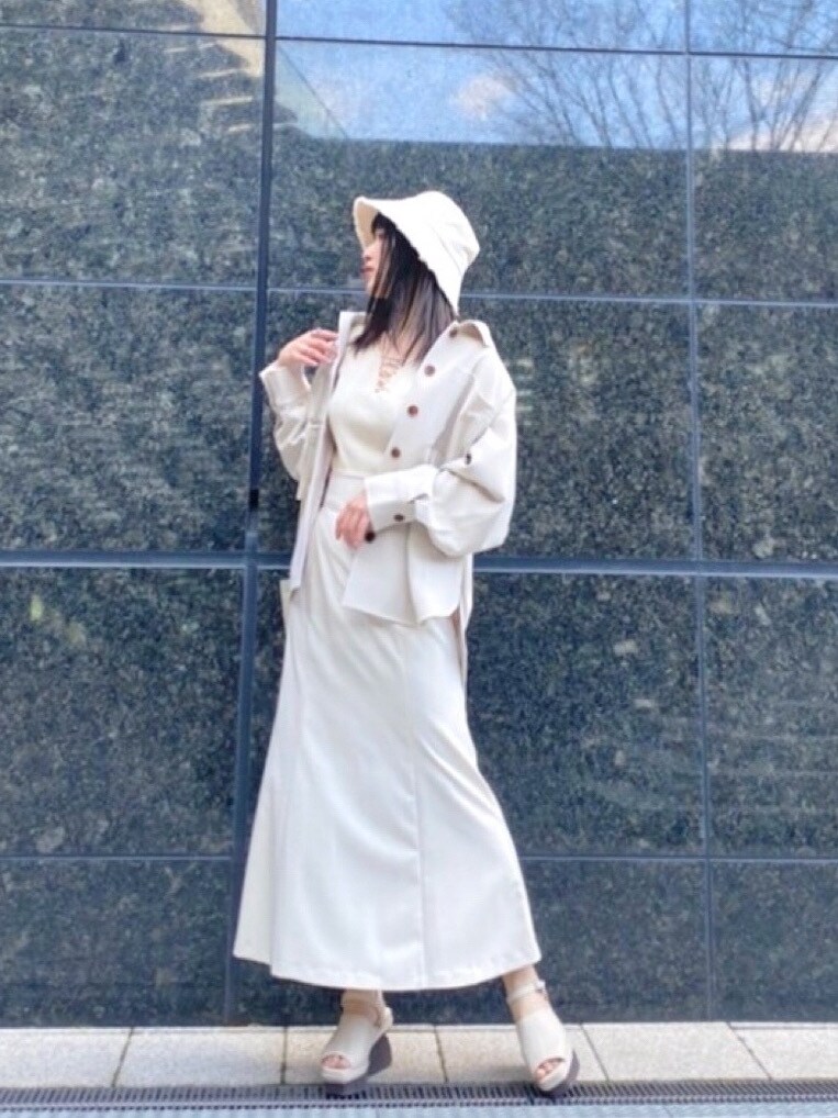 ホワイト系のブルゾン、ホワイト系のニット/セーター、ホワイト系のサンダルを着用したレディースの春コーディネートの2枚目の写真