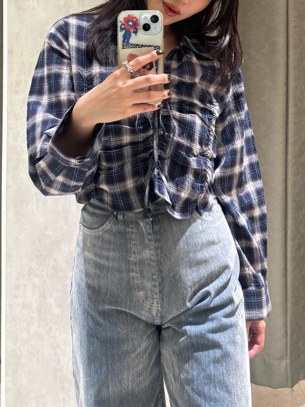 ブルー系のシャツ/ブラウスを着用したレディースの夏コーディネートの2枚目の写真
