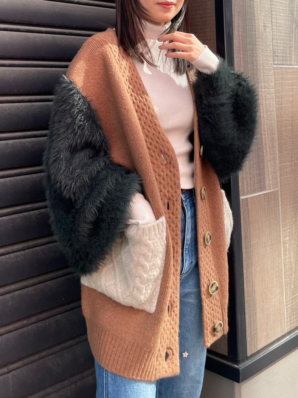 ブラウン系のカーディガン/ボレロ、ホワイト系のニット/セーター、ホワイト系のブーツを着用したレディースの秋コーディネートの4枚目の写真