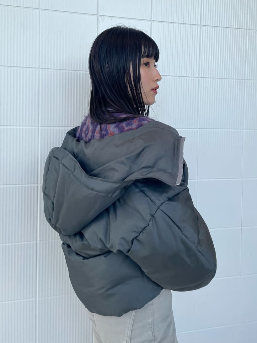 ブラック系のブーツ、グレー系のダウンジャケット/コート、グレー系のデニムパンツを着用したレディースの秋コーディネートの4枚目の写真