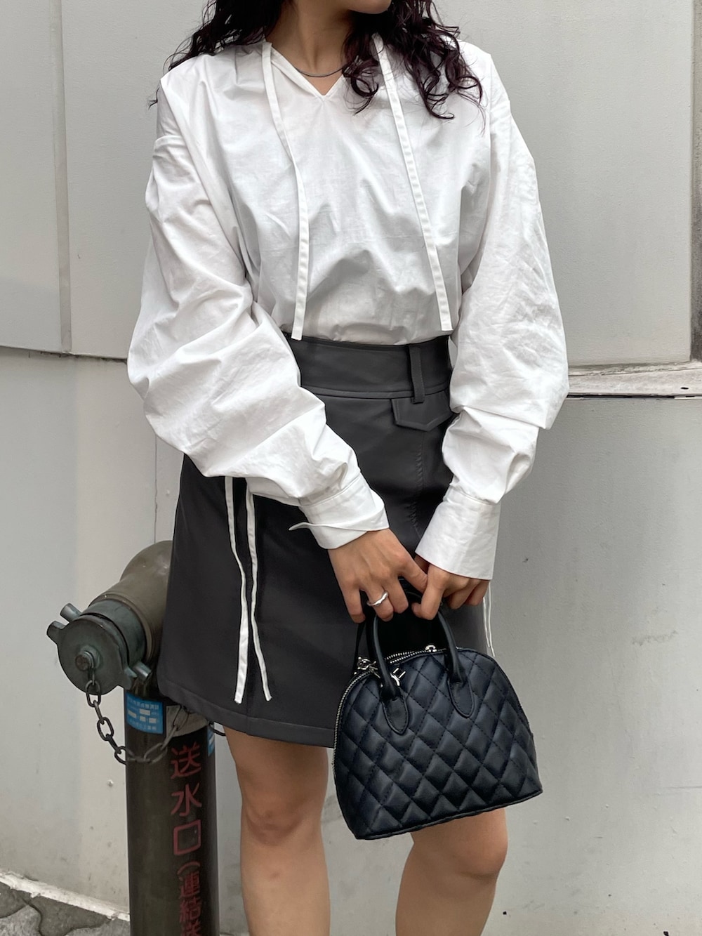 ホワイト系のシャツ/ブラウス、グレー系のスカートを着用したレディースの冬コーディネートの3枚目の写真