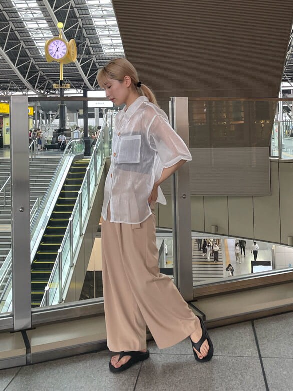 ベージュ系のスラックス、ホワイト系のシャツ/ブラウスを着用したレディースの夏コーディネートの3枚目の写真