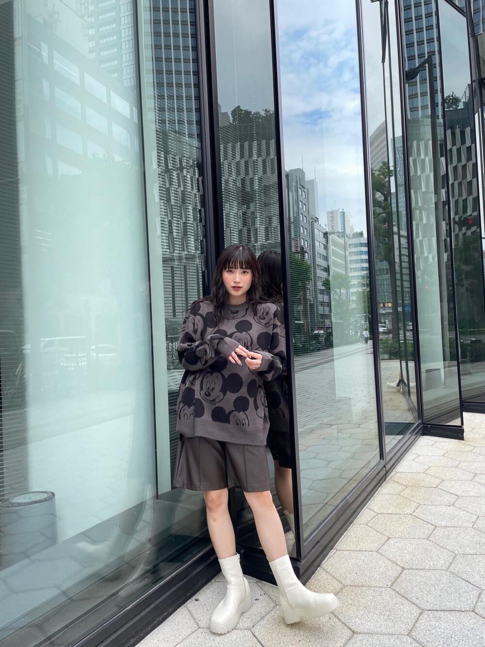 グレー系のニット/セーターを着用したレディースの秋コーディネートの4枚目の写真