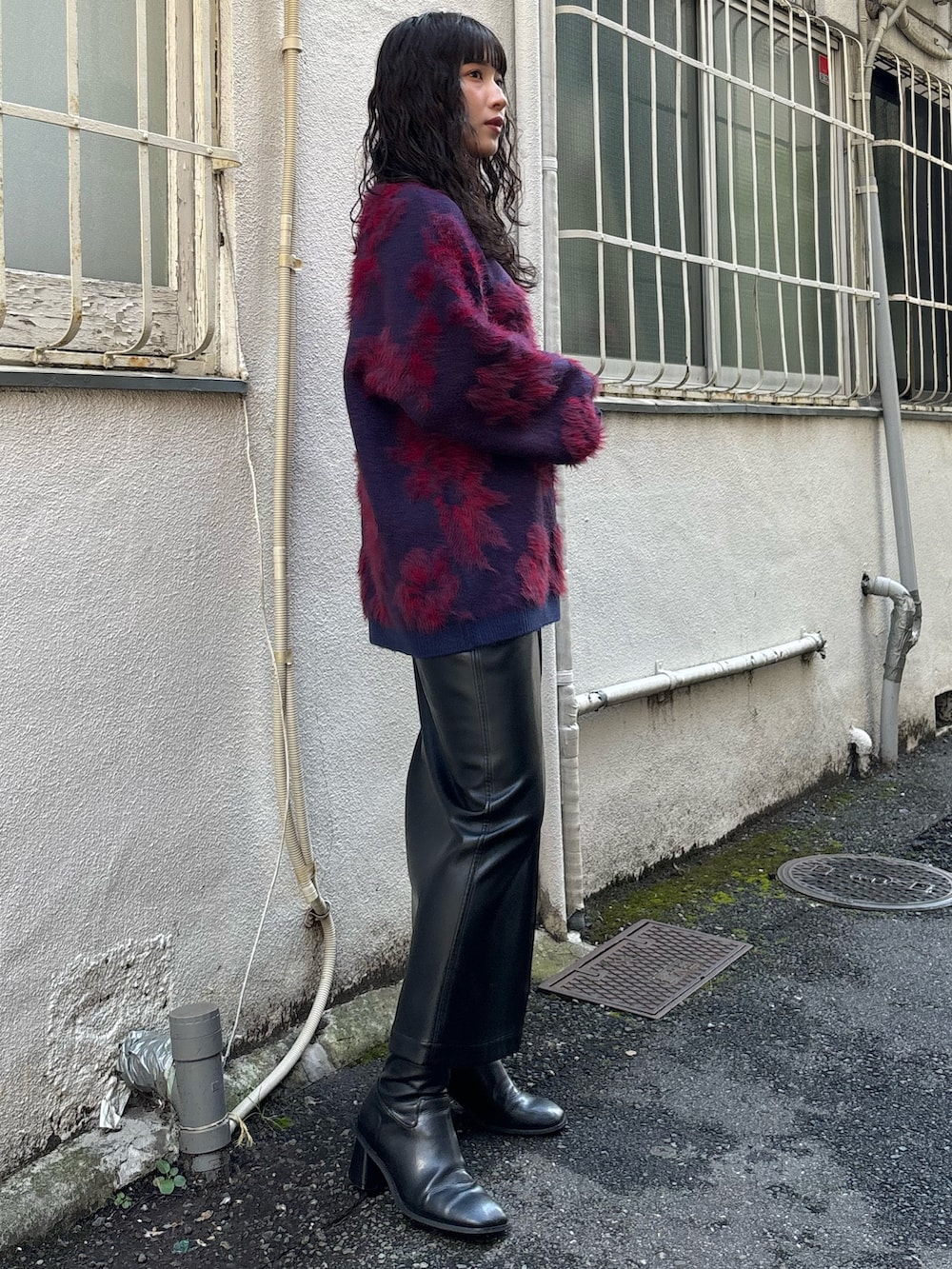 ブルー系のニット/セーター、ブラック系のスカートを着用したレディースの秋コーディネートの3枚目の写真