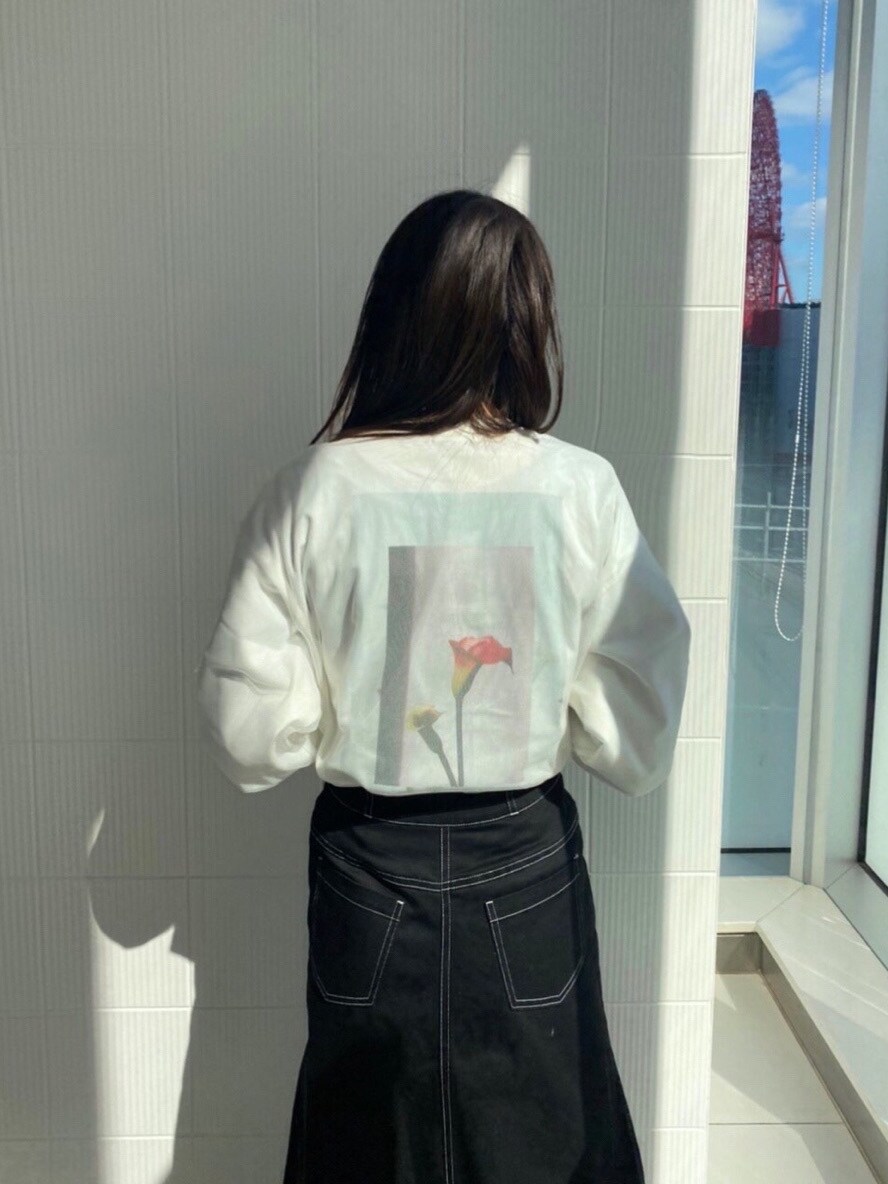 ホワイト系のTシャツ/カットソーを着用したレディースの冬コーディネートの2枚目の写真