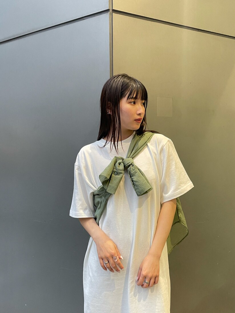 ホワイト系のサンダル、ホワイト系のワンピース、ベージュ系のシャツ/ブラウスを着用したレディースの春コーディネートの4枚目の写真