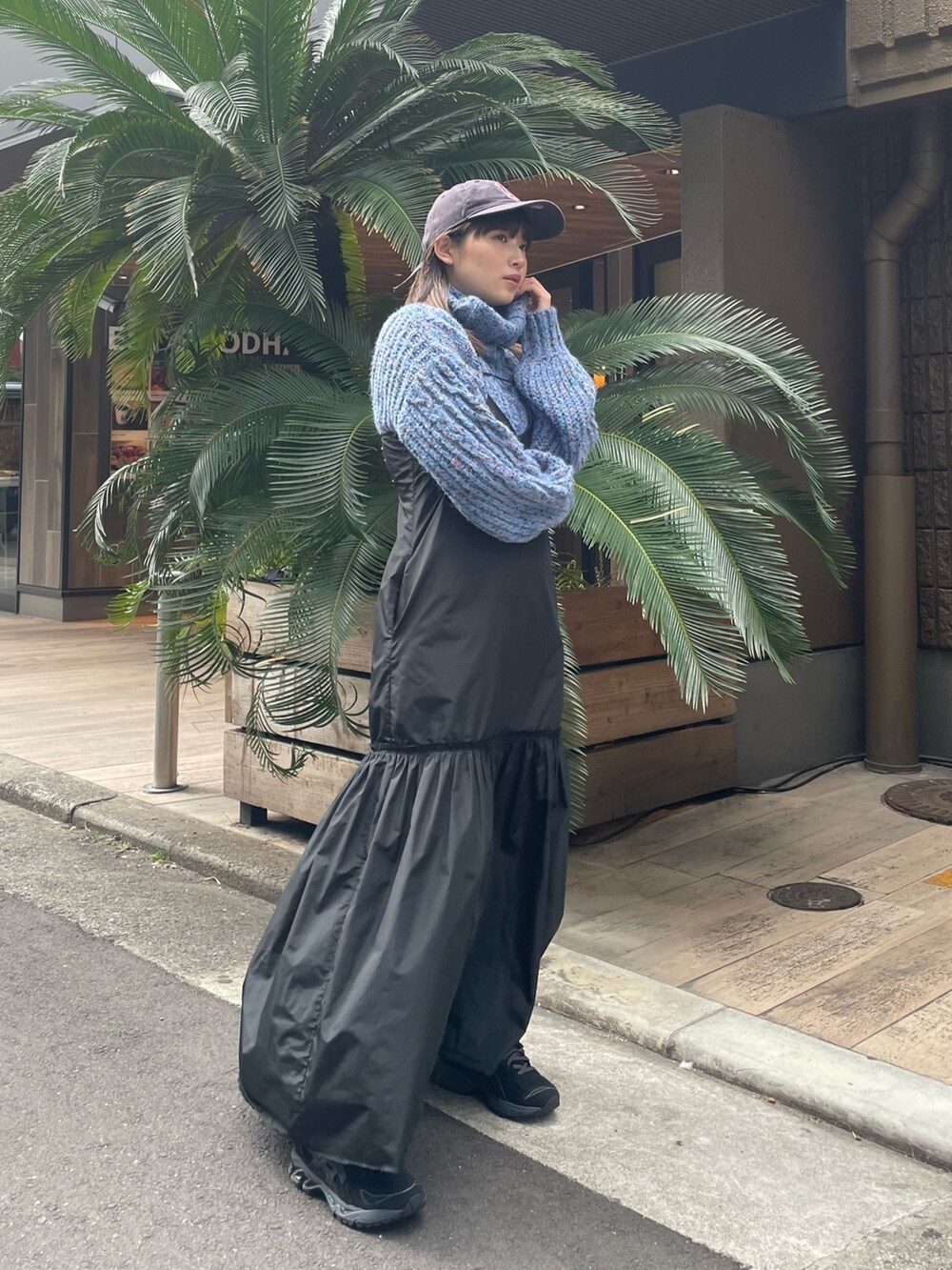 ブルー系のニット/セーターを着用したレディースの冬コーディネートの2枚目の写真