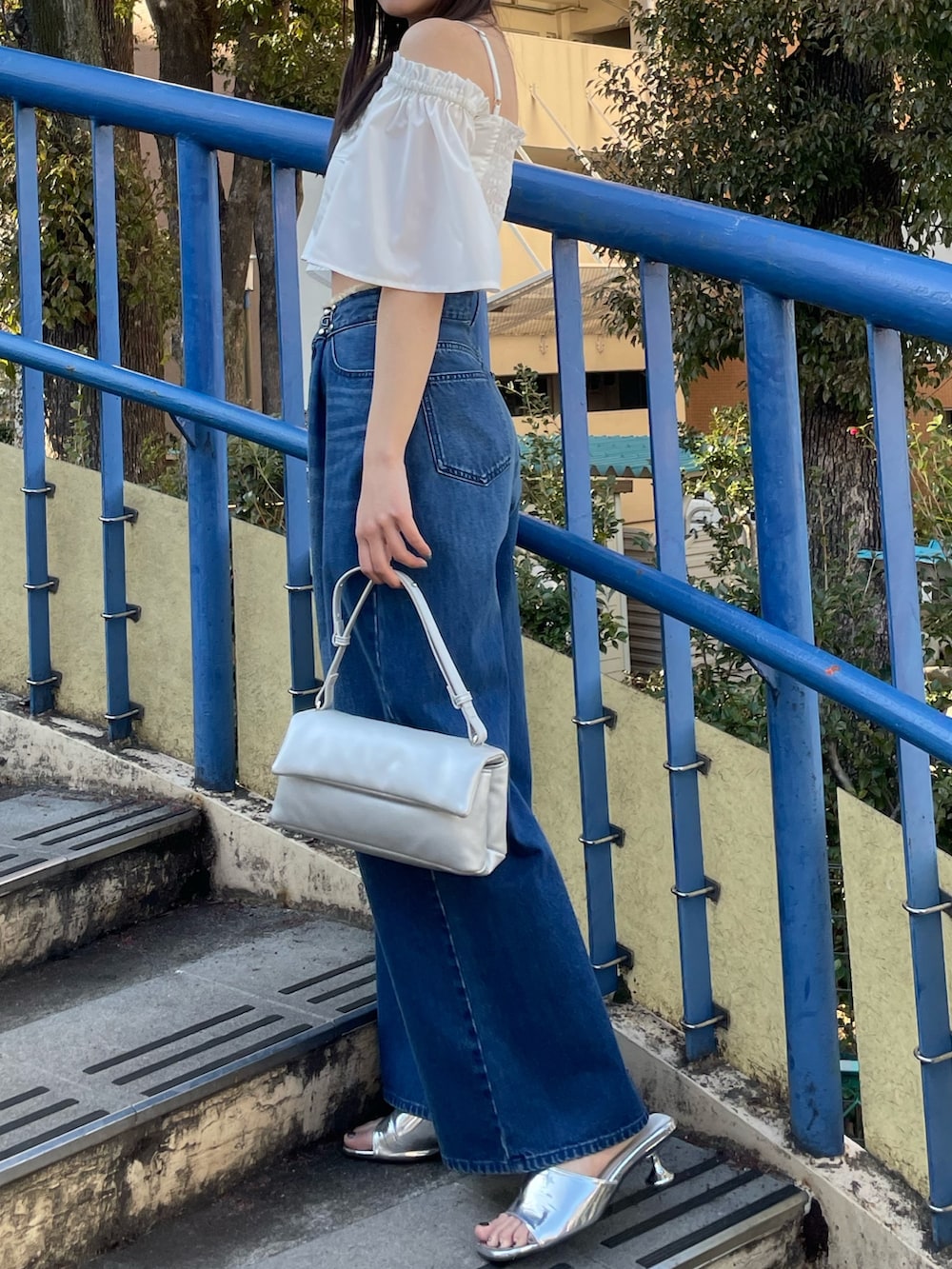 ホワイト系のシャツ/ブラウス、ブルー系のデニムパンツを着用したレディースの夏コーディネートの4枚目の写真