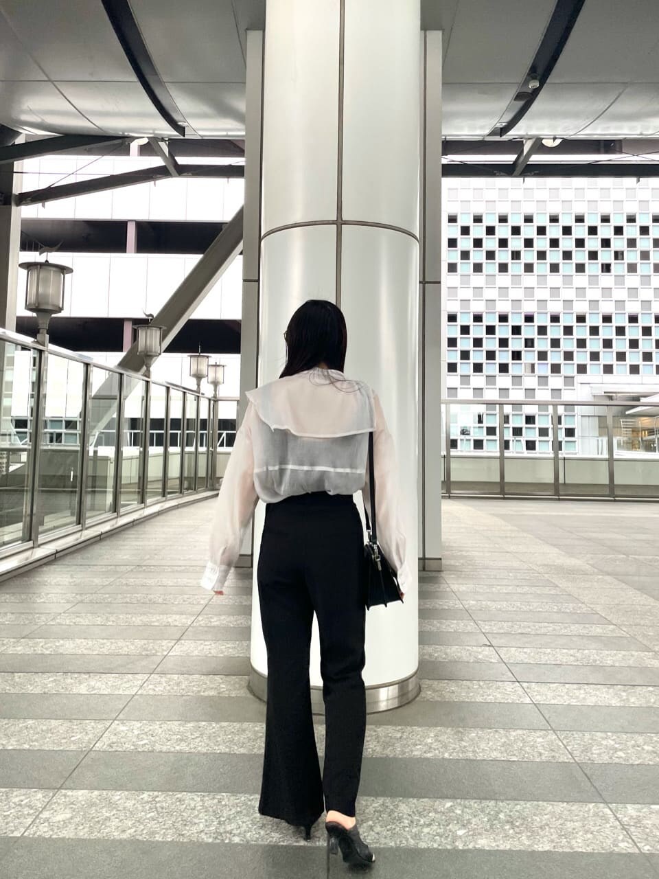 ブラック系のその他パンツ、ブラック系のサンダル、ホワイト系のシャツ/ブラウスを着用したレディースの夏コーディネートの4枚目の写真