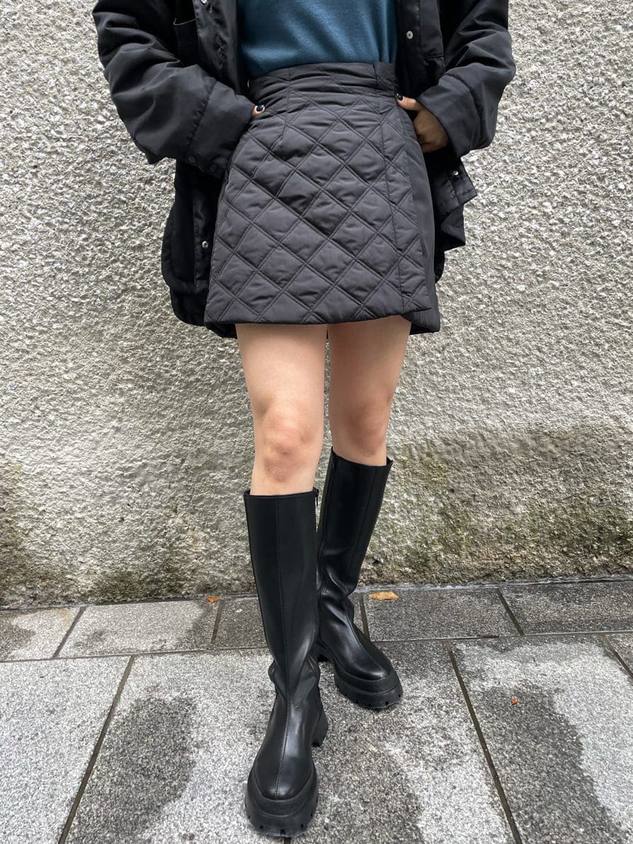 ブルー系のニット/セーター、ブラック系のスカート、ブラック系のシャツ/ブラウスを着用したレディースの秋コーディネートの5枚目の写真