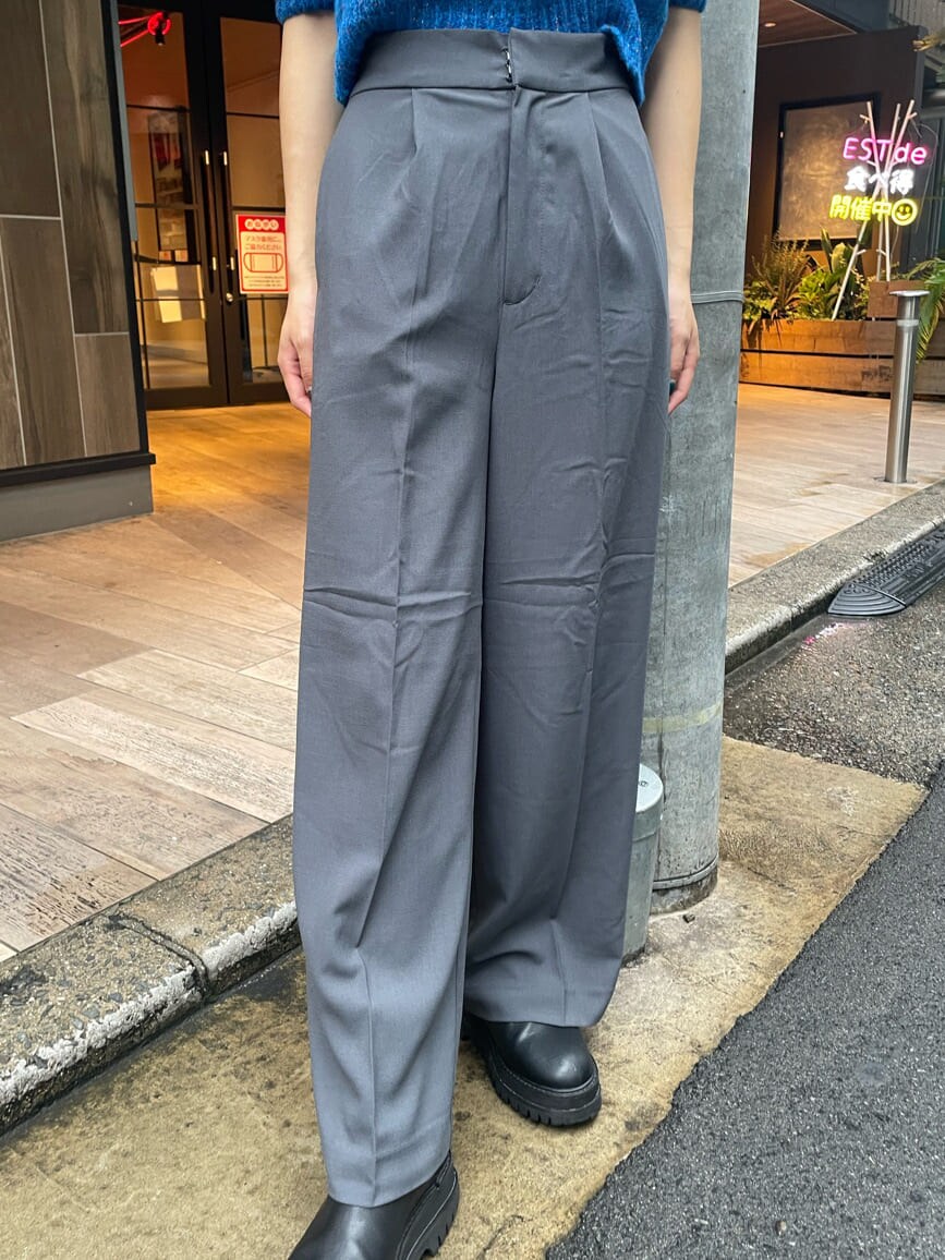 ブルー系のニット/セーター、ブルー系のトレンチコート、グレー系のスラックスを着用したレディースの秋コーディネートの8枚目の写真