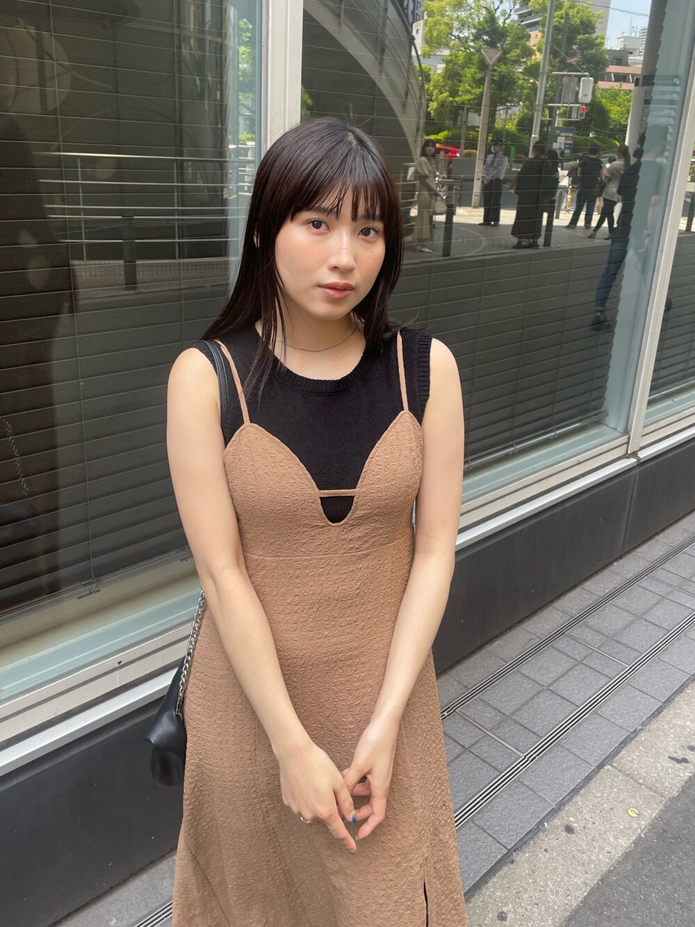 ブラック系のタンクトップ、ブラック系のサンダル、ブラウン系のワンピースを着用したレディースの春コーディネートの3枚目の写真